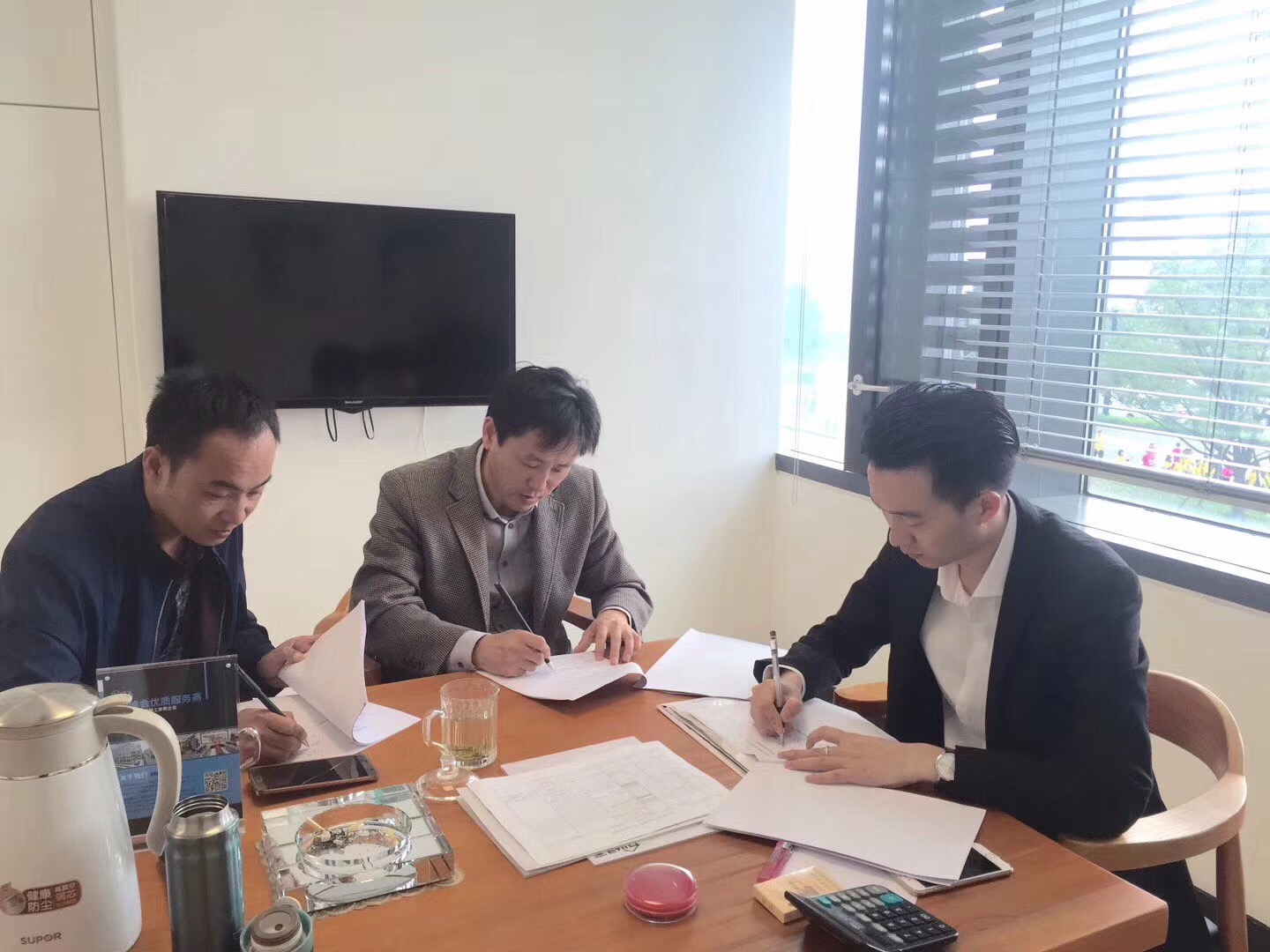 熱烈祝賀王總、葛總簽約創綠家蘇州市區級代理！