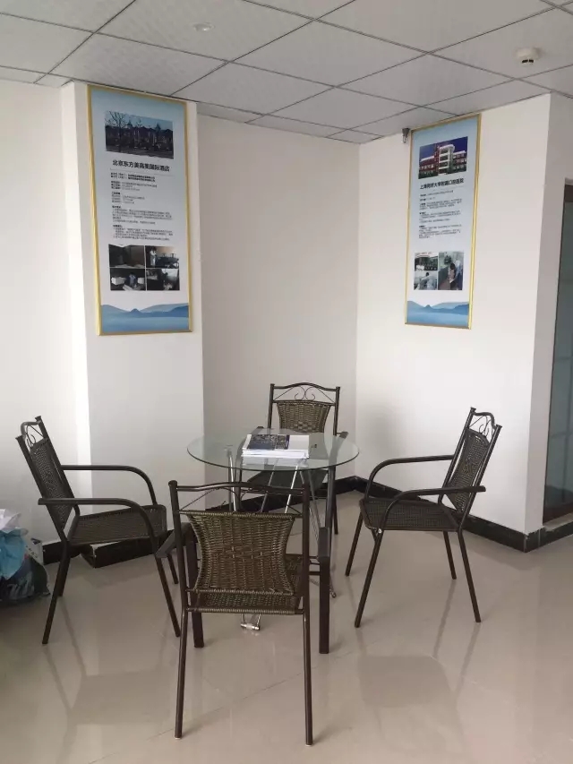 歷經(jīng)近兩個(gè)月的店面籌備工作，創(chuàng)綠家空氣治理惠州服務(wù)中心正式落成，室內(nèi)裝修污染危害社會(huì)，室內(nèi)空氣治理迫在眉睫。創(chuàng)綠家惠州服務(wù)中心將竭誠(chéng)為您服務(wù)！ 溫總、朱總與公司合照 創(chuàng)綠家空氣治理惠州服務(wù)中心門(mén)面 店內(nèi)展示： 祝溫總、朱總開(kāi)業(yè)生意興隆、財(cái)源廣進(jìn)！